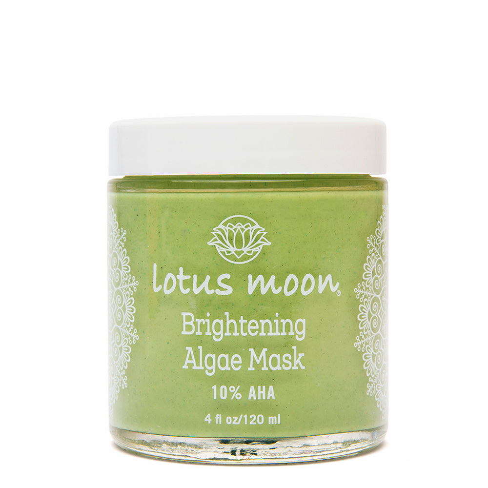Brightening Algae Mask nourishes skin and stimulates collagen production, bringing forth an immediate glow and a youthful complexion.