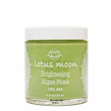Brightening Algae Mask nourishes skin and stimulates collagen production, bringing forth an immediate glow and a youthful complexion.